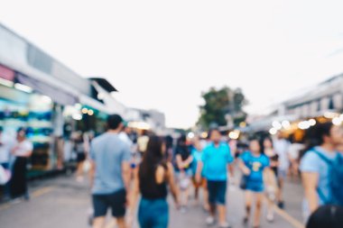 Şehir caddesinde yürüyen bulanık insanlar Chatuachak pazarı Tayland