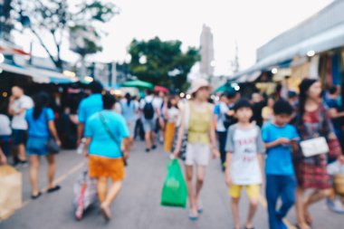 Şehir caddesinde yürüyen bulanık insanlar Chatuachak pazarı Tayland