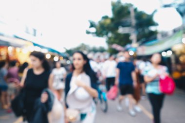 Şehir caddesinde yürüyen bulanık insanlar Chatuachak pazarı Tayland