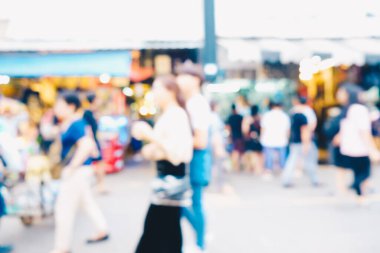 Şehir caddesinde yürüyen bulanık insanlar Chatuachak pazarı Tayland