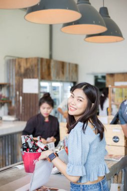 Güzel kadınlar kafe içki dükkanında kahve siparişi verirler.