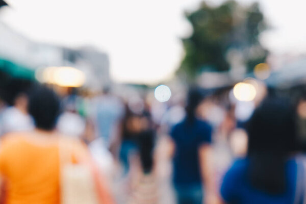 Размытые люди, идущие по улице города открытый рынок Chatuachak Таиланд