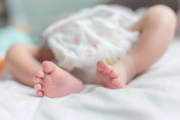 Schattig Klein Baby Liggend Bed Pasgeboren Baby Voeten Witte Deken — Stockfoto