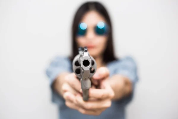 Schöne Asiatische Frauen Halten Magnum Revolver Pistole Auf Weißem Hintergrund — Stockfoto