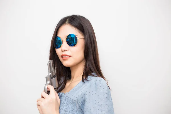 Vackra Asiatiska Kvinnor Innehar Magnum Revolver Pistol Vit Bakgrund Försvar — Stockfoto