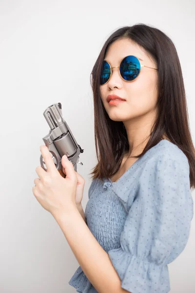 Belle Asiatique Femmes Tenir Magnum Revolver Gun Sur Fond Blanc — Photo