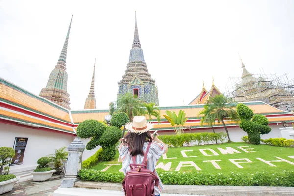 Muito Jovem Asiático Mochila Mulher Andando Famoso Templo Bangkok Passeios — Fotografia de Stock