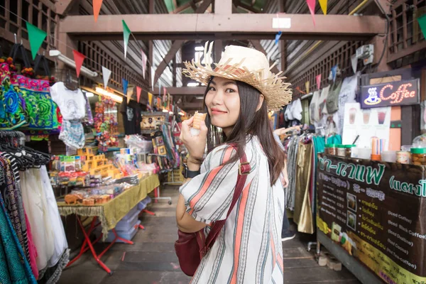 Жінка Подорожує Бангкоку Насолоджується Покупками Ринку Сувенірних Магазинів Таїланді — стокове фото