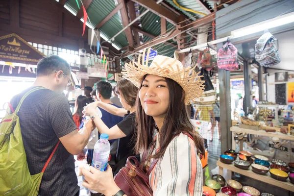 Žena Cestování Bangkoku Města Těšit Nakupování Obchodě Suvenýry Víkendový Trh — Stock fotografie