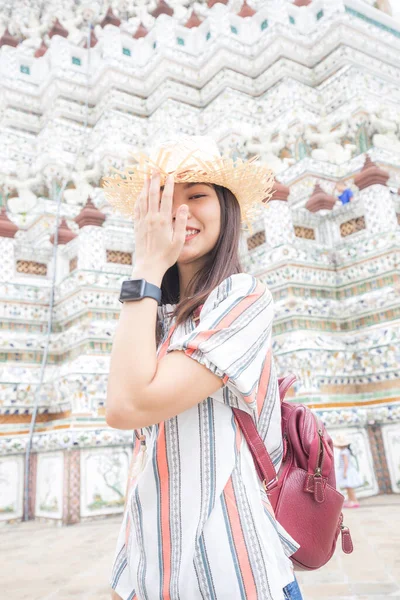 Csinos Fiatal Ázsiai Hátizsák Sétál Híres Templom Bangkokban Városnézés Thaiföldön — Stock Fotó