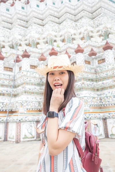 Asiatico Ragazza Turista Sorridente Durante Visita Wat Arun Tempio Dawn — Foto Stock