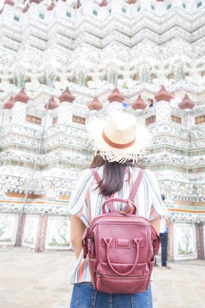 Mooie Jonge Aziatische Rugzak Vrouw Wandelen Beroemde Tempel Bangkok Bezienswaardigheden — Stockfoto