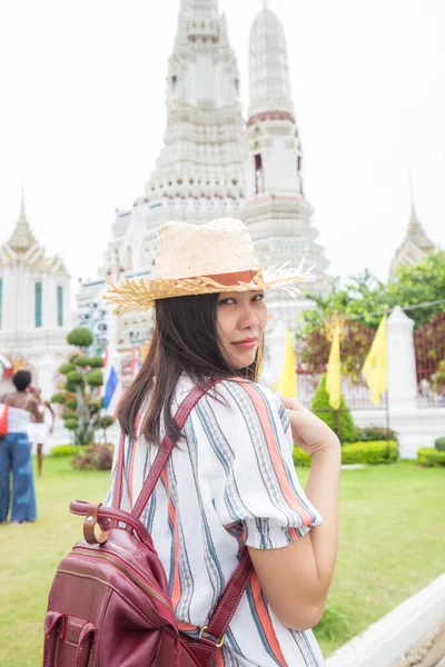 Mooie Jonge Aziatische Rugzak Vrouw Wandelen Beroemde Tempel Bangkok Bezienswaardigheden — Stockfoto