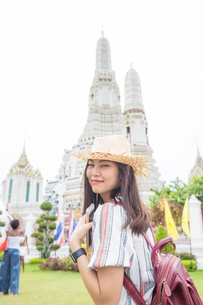 Hezký Mladý Asijský Batoh Žena Procházky Slavném Chrámu Bangkoku Prohlídka — Stock fotografie
