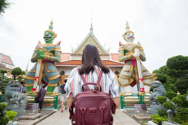 Asiático Menina Turista Sorrindo Visitar Wat Arun Templo Mulheres Mochileiro — Fotografia de Stock