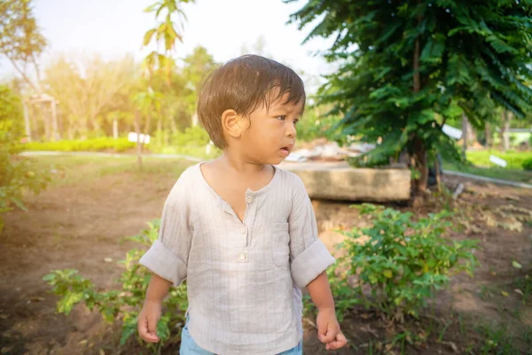 Pequeño Niño Caminando Aire Libre Parque Ciudad Con Naturaleza Del — Foto de Stock