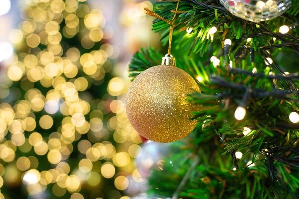 圣诞树上的圣诞球 雪蒙蒙 灯火通明 金色圣诞球 — 图库照片