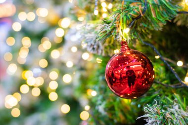 Noel balosu çam ağacı brunch 'ında, bokeh buğulanmış ılık ışık süslemesi Mutlu Noeller süpermarketleri