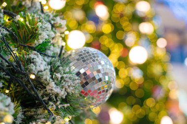 Noel balosu çam ağacı brunch 'ında, bokeh buğulanmış ılık ışık süslemesi Mutlu Noeller süpermarketleri