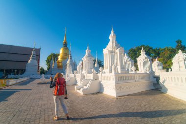 Güzel fotoğrafçı kadınlar Buda Tapınağı Chiangmai Tayland 'da fotoğraf çektiriyorlar.