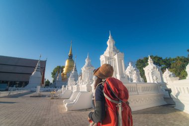Güzel fotoğrafçı kadınlar Buda Tapınağı Chiangmai Tayland 'da fotoğraf çektiriyorlar.