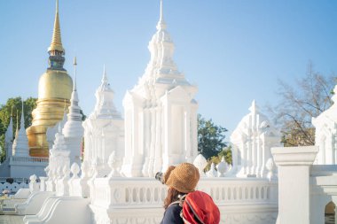 Mutlu Asyalı turist sırt çantalı kadınlar altın pagoda geçmişi olan Chiangmai tapınağına seyahat eder.