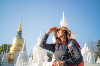Mutlu Asyalı turist sırt çantalı kadınlar altın pagoda geçmişi olan Chiangmai tapınağına seyahat eder.