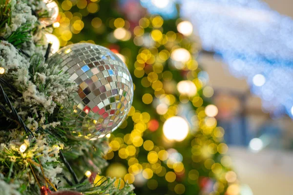 Çam ağacının dalındaki Noel balosu, arka planı bulanık, Mutlu Noeller.