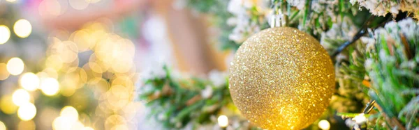 Kerstbal Dennenboom Brach Met Bokeh Wazig Van Warm Licht Versieren — Stockfoto