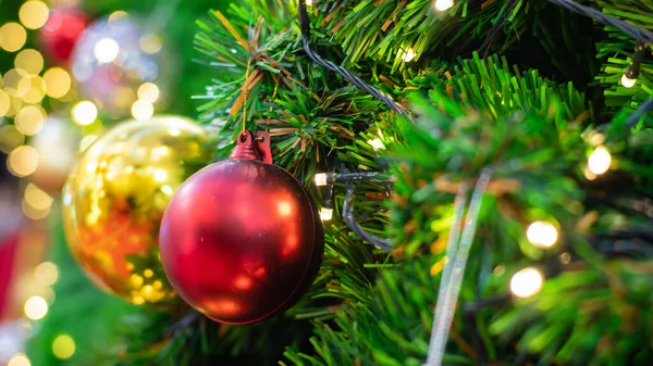 クリスマスツリーのカラフルなボールを閉じます ガーランドを背景に 新年のコンセプト — ストック写真