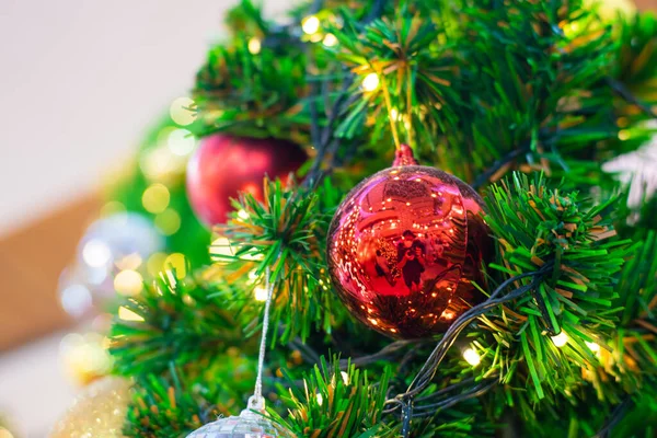 Rød Luksus Juleball Henger Juletre Med Bokeh Bakgrunn Muntre Juler – stockfoto