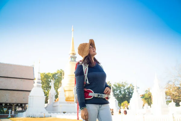 Šťastné Turistické Asijské Batoh Ženy Cestovat Chrámu Chiangmai Zlatou Pagoda — Stock fotografie