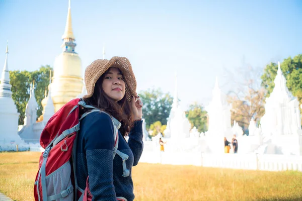 Feliz Turista Asiático Mochila Mujeres Viajar Chiangmai Templo Con Oro — Foto de Stock