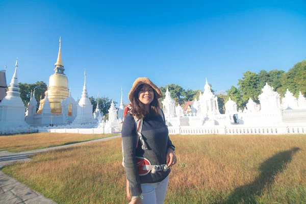 Szczęśliwy Turysta Azjatycki Plecak Kobiety Podróżują Świątyni Chiangmai Złotym Tle — Zdjęcie stockowe