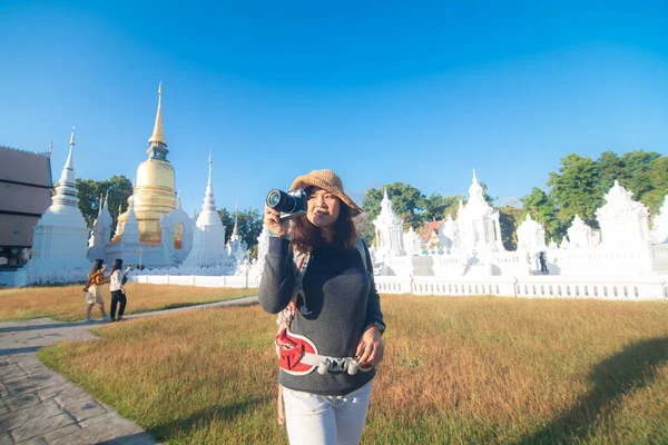 Gyönyörű Fotós Hátizsák Nők Fotózni Utazás Buddha Templom Chiangmai Thaiföld — Stock Fotó