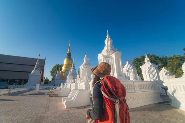 Krásný Fotograf Batoh Ženy Fotit Cestování Chrámu Buddha Chiangmai Thajsko — Stock fotografie
