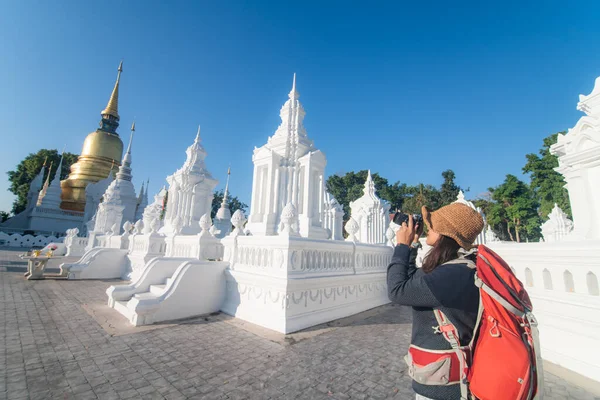 Krásný Fotograf Batoh Ženy Fotit Cestování Chrámu Buddha Chiangmai Thajsko — Stock fotografie