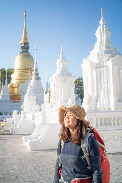 Šťastné Turistické Asijské Batoh Ženy Cestovat Chrámu Chiangmai Zlatou Pagoda — Stock fotografie
