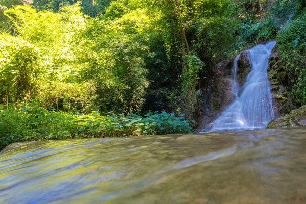 Cachoeira Incrível Floresta Tropical Sol Luz Árvore Verde Natureza Paisagem — Fotografia de Stock