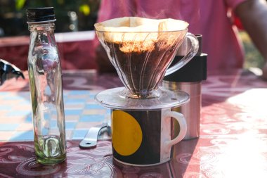 Evdeki sabah masasında filtrelenmiş kahve demlemek.