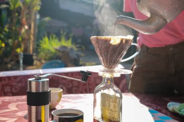 Evdeki sabah masasında filtrelenmiş kahve demlemek.