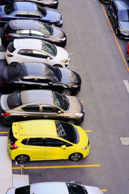 Renkli araba park yeri modern apartman dairesi manzaralı nakliye şirketi.