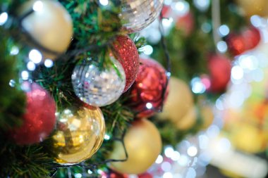 Bulanık bokeh arkaplanlı Noel balosu ağacı fotokopi alanı mutlu noeller