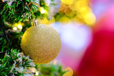 Noel balosu çam ağacı brunch 'ında, bokeh buğulanmış ılık ışık süslemesi Mutlu Noeller süpermarketleri