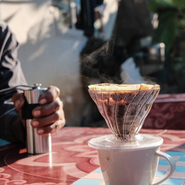Bir grup insanla kahve içip tüttürüp sabah vakti kahve içiyoruz.