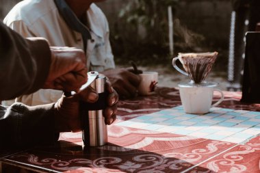 Bir grup insanla kahve içip tüttürüp sabah vakti kahve içiyoruz.