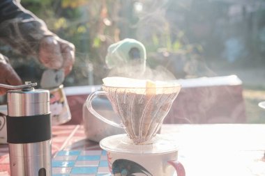 Bir grup insanla kahve içip tüttürüp sabah vakti kahve içiyoruz.