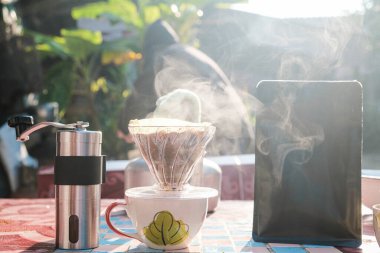 Sabahları kahve dumanının üzerine kağıt filtreli kahve dökülüyor.