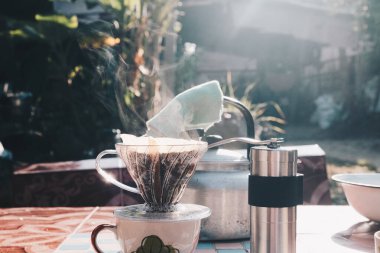 Sabahları kahve dumanının üzerine kağıt filtreli kahve dökülüyor.