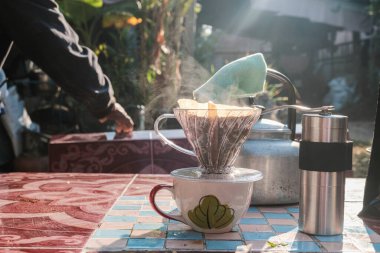 Sabahları kahve dumanının üzerine kağıt filtreli kahve dökülüyor.